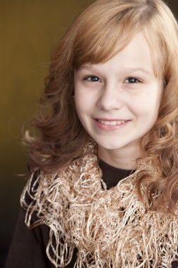 preteen kız gülümseyerek