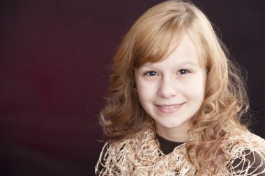 gülümseyen preteen kız portresi