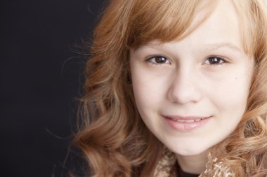 Headshot gülümseyen preteen kız