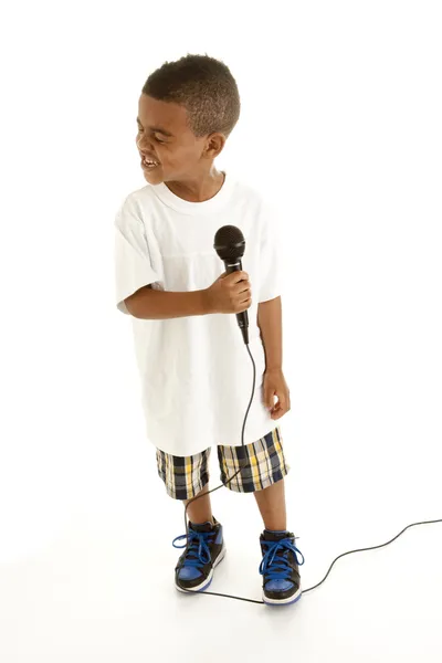 Маленький мальчик исполняет песню — стоковое фото