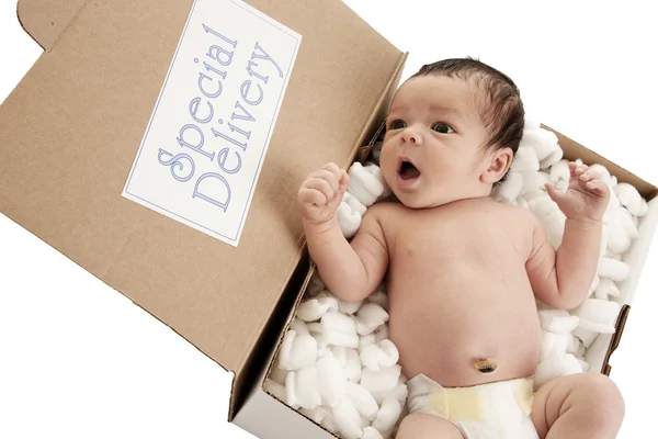 Paquete de entrega con niño recién nacido dormido — Foto de Stock