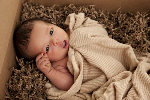 Teslimat paketi içeren yeni doğan bebek — Stok fotoğraf