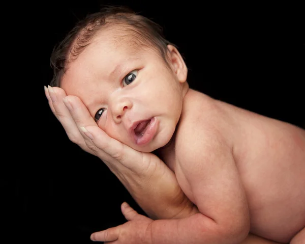 Mãe segurando seu bebê recém-nascido — Fotografia de Stock