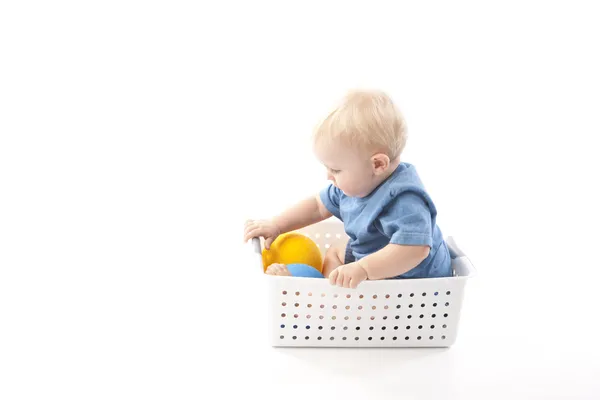 Niño en una cesta —  Fotos de Stock
