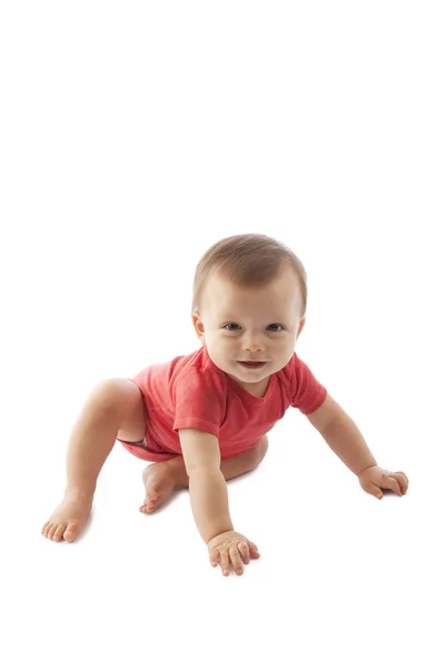 Yerde sürünen erkek bebek — Stok fotoğraf