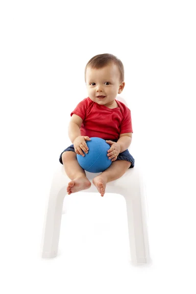 Menino brincando com uma bola — Fotografia de Stock