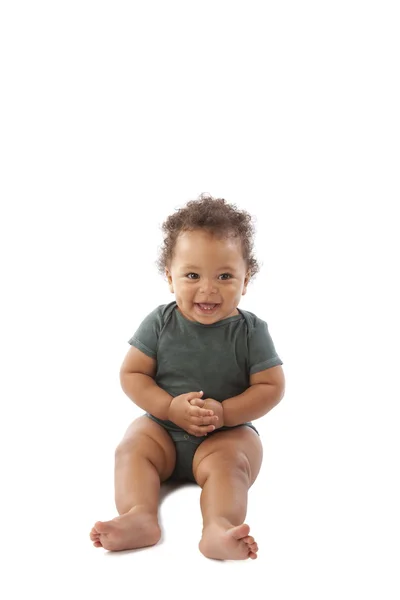 Menino brincando com uma bola verde — Fotografia de Stock