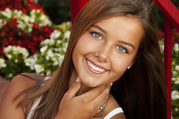 Retrato de cerca de una hermosa y sonriente adolescente —  Fotos de Stock