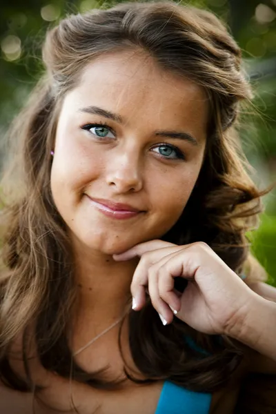 Портрет улыбающейся девочки-подростка с красивым загаром — стоковое фото