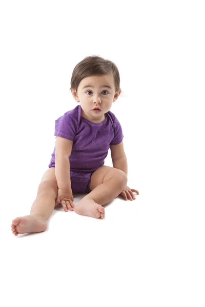 Bébé fille mignonne portant T-shirt assis sur le sol — Photo