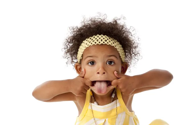 Toddler dziewczynka co głupią minę i wystaje jej język — Zdjęcie stockowe