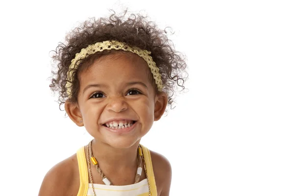 Linda niña riendo y arrugando su nariz — Foto de Stock