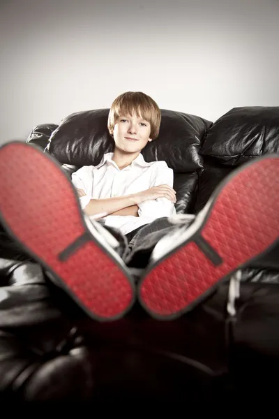 Preadolescente chico con grandes pies relajante — Foto de Stock