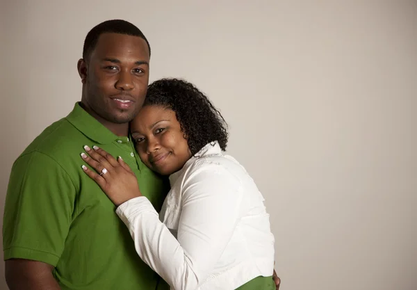 Afrika kökenli Amerikalı çift aşık nişanlı — Stok fotoğraf