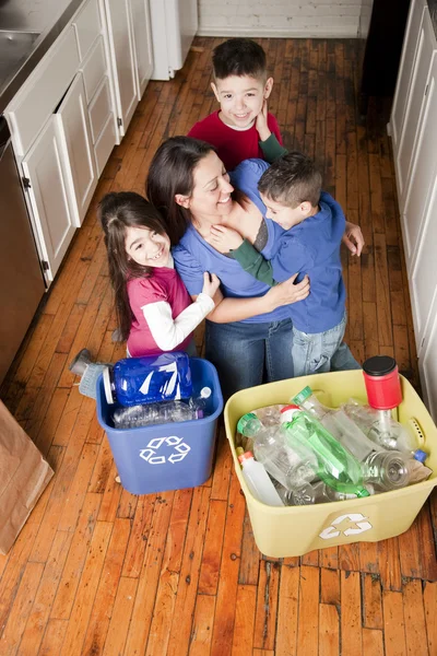 Hiszpanin rodziny razem recyklingu — Zdjęcie stockowe