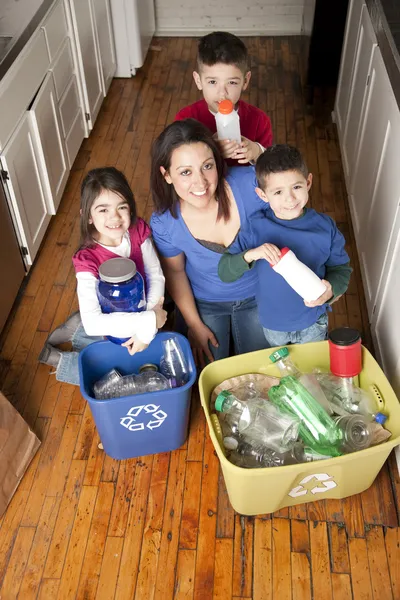 Reciclagem familiar hispânica juntos — Fotografia de Stock