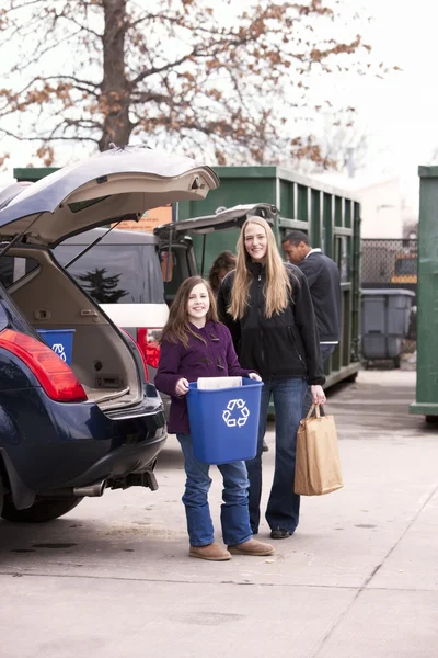 Employé bénévole aidant les filles au centre de recyclage — Photo