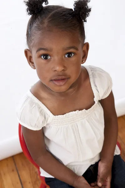 Africano americano criança menina olhando para câmera — Fotografia de Stock