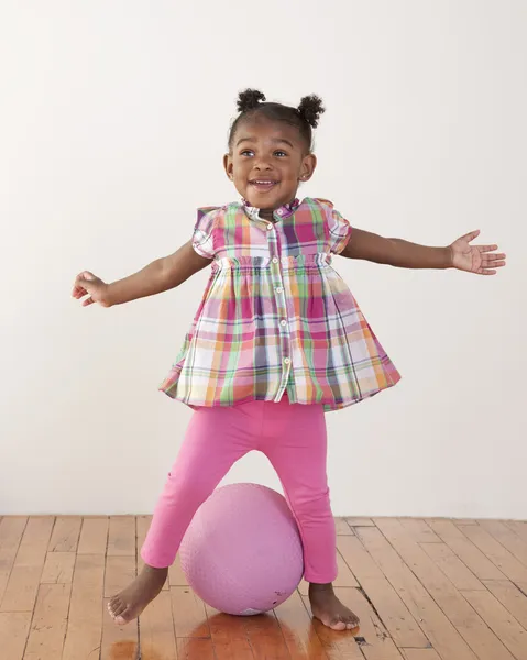 Kleinkind posiert mit Ball — Stockfoto