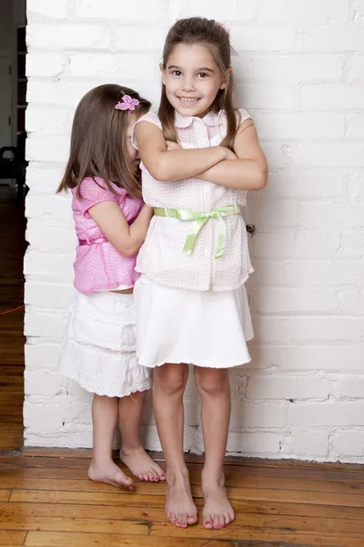 Hermanas felices y adorables juegan al escondite juntas —  Fotos de Stock