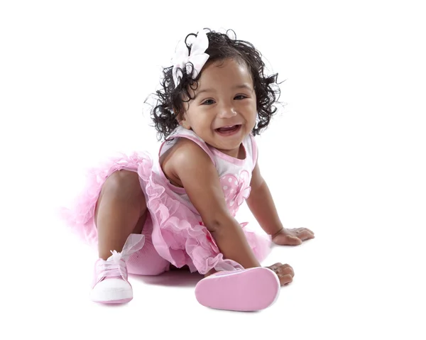 Sonriente niña posando en vestido rosa — Foto de Stock