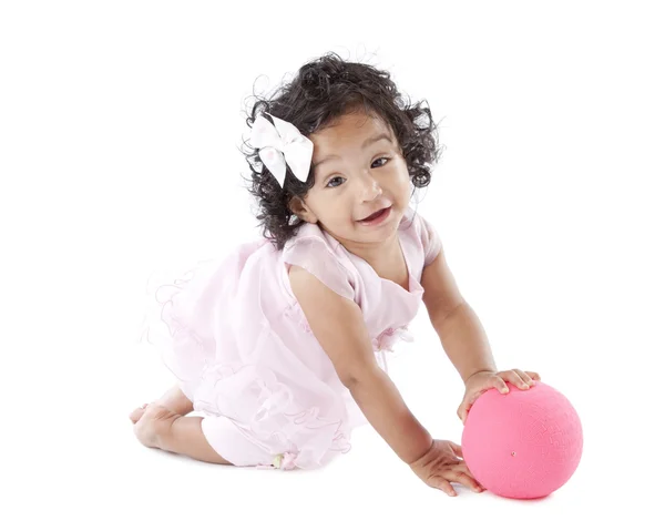 Niedliche Kleinkind Mädchen spielt mit einem rosa Ball — Stockfoto