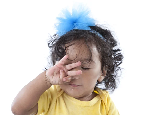 Schläfriges Kleinkind reibt sich die müden Augen — Stockfoto