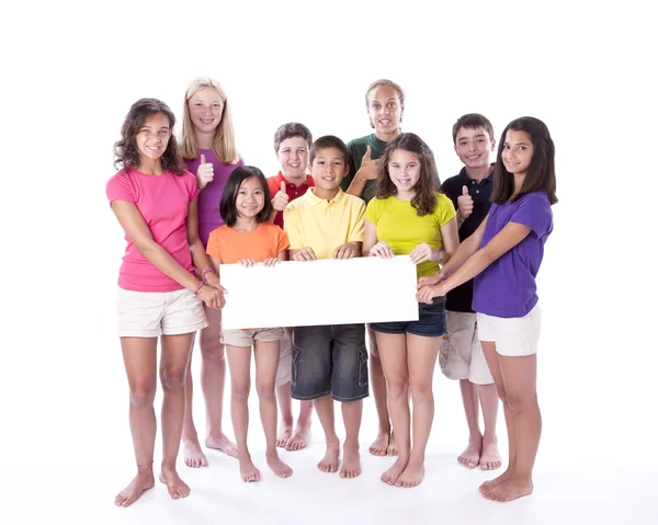 Crianças e adolescentes segurando sinal em branco com polegares para cima — Fotografia de Stock