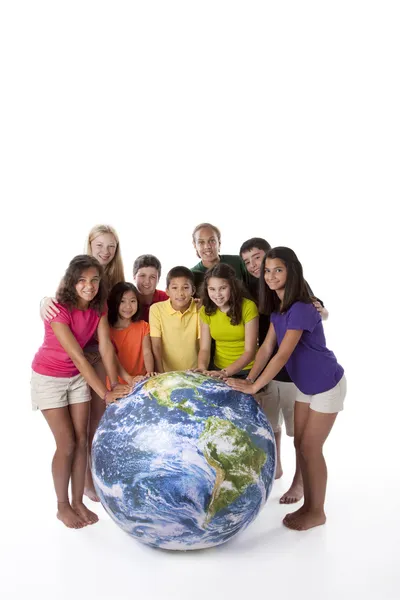 Hildren de diversas etnias juntas alrededor del globo — Foto de Stock