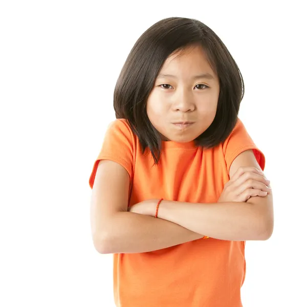 Упрямая азиатская маленькая девочка крупным планом — стоковое фото