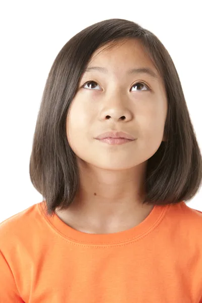 Азиатская маленькая девочка смотрит вверх и улыбается — стоковое фото
