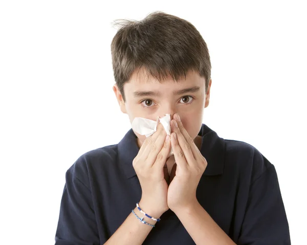 Piccolo ragazzo sta soffiando il naso — Foto Stock