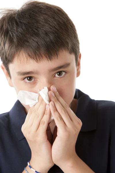 Adolescent jongen waait zijn neus — Stockfoto