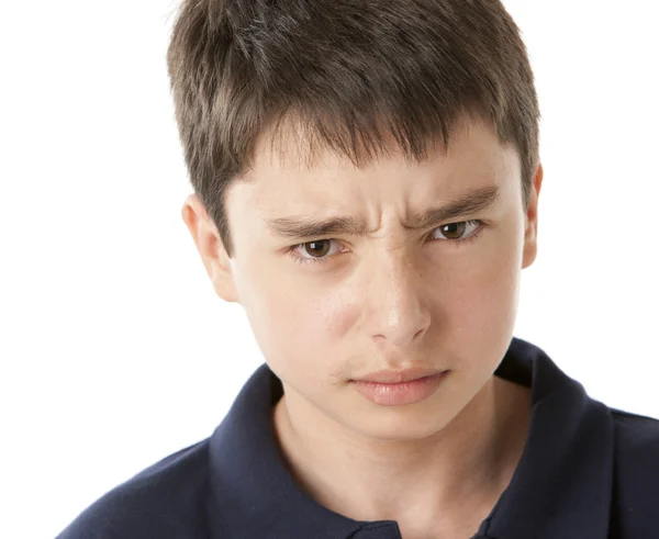 Підлітковий хлопчик з розлюченим виразом — стокове фото