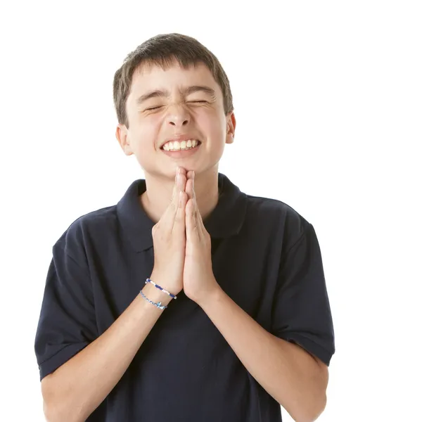 Підлітковий хлопчик сподівається і молиться — стокове фото