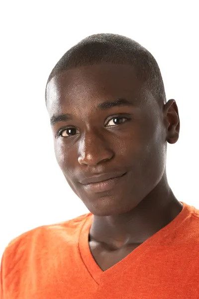 Niedlich lächelnd afrikanisch-amerikanische Teenager-Junge — Stockfoto