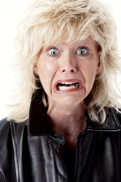 Yetişkin kadın korkmuş ya da üzgün bir yüz ifadesi ile ortasında beyaz bir headshot — Stok fotoğraf