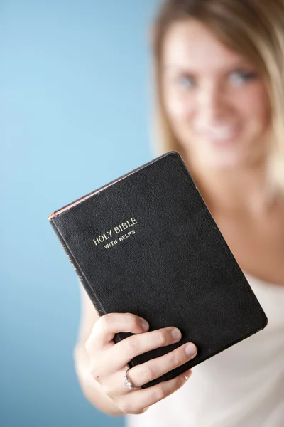 Headshot νεαρής γυναίκας κρατώντας Αγία Γραφή — Φωτογραφία Αρχείου