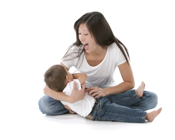 Asiatique mère chatouille son tout-petit garçon — Photo