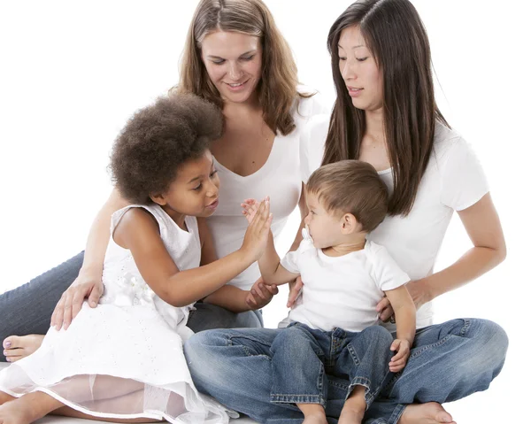 Duas mães multi-étnicas com seus filhos — Fotografia de Stock