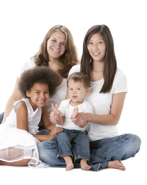 Dos madres multiétnicas con sus hijos —  Fotos de Stock