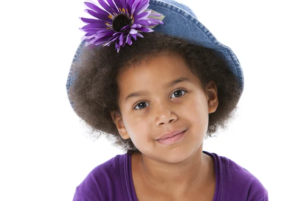 Bambina afroamericana vestita con cappello a fiori — Foto Stock