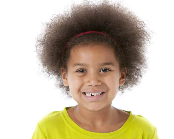 Retrato de cerca de una niña afroamericana sonriente — Foto de Stock