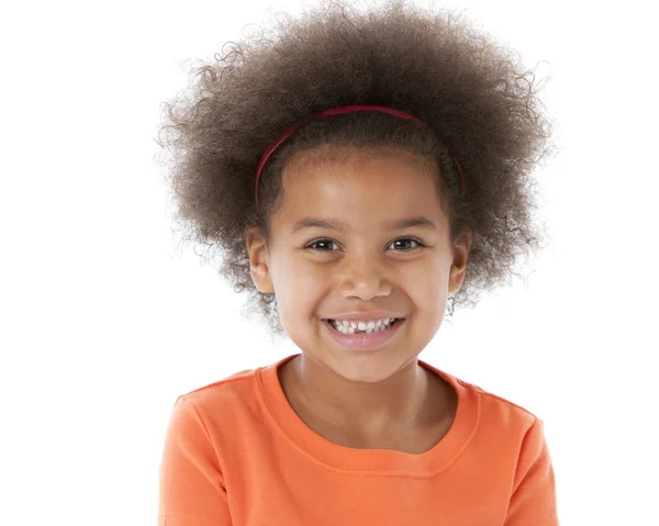 Afrika kökenli Amerikalı küçük kız gülümseyerek — Stok fotoğraf