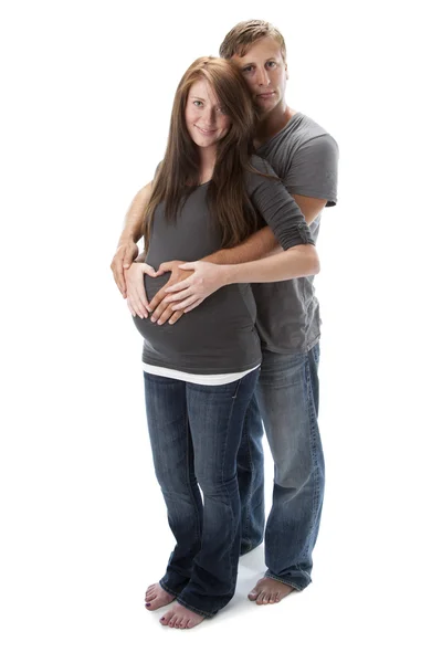 Padre in attesa sta con le braccia intorno donna pegnante — Foto Stock