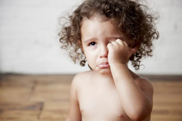 Chorando misto raça criança menina — Fotografia de Stock