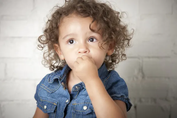 Niña de raza mixta con una expresión tímida — Foto de Stock