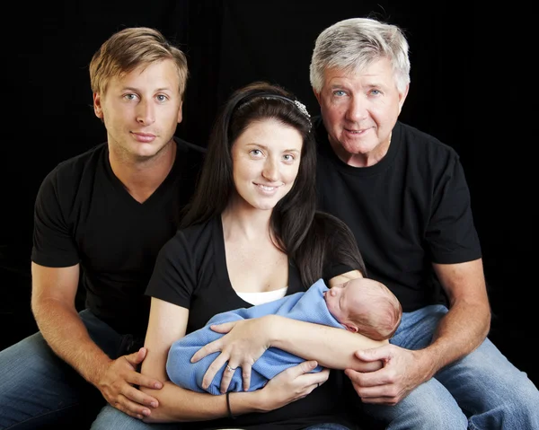 Mehrgenerationenfamilie mit neugeborenem Sohn — Stockfoto