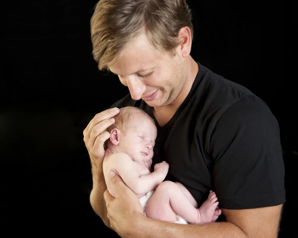 Orgulhoso pai segurando bebê recém-nascido — Fotografia de Stock