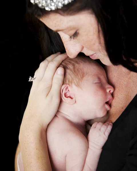 Mãe segurando e abraçando seu bebê recém-nascido adormecido — Fotografia de Stock